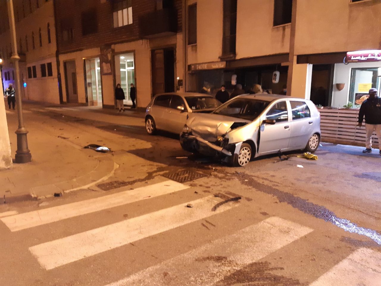 Tremendo frontale in centro a Thiene: gravissimo un 34enne di Schio