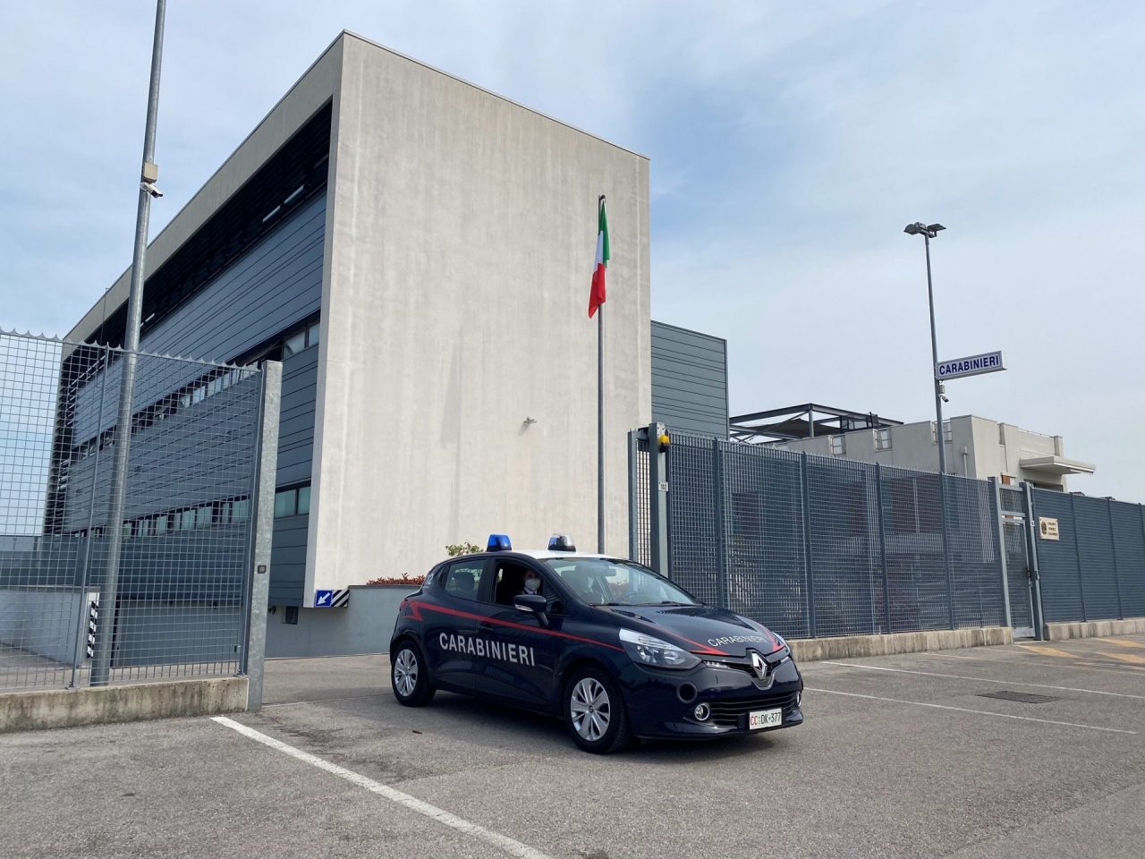 “Un uomo mi vuole violentare”, ma è una balla per far ingelosire l’ex