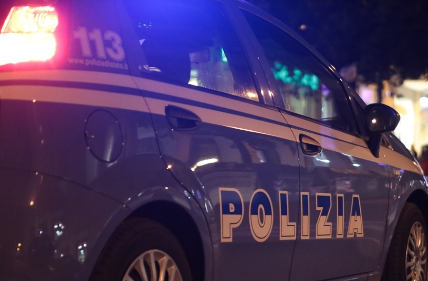 Ubriaco violento minaccia la compagna convivente poi spinge i poliziotti: 29enne arrestato