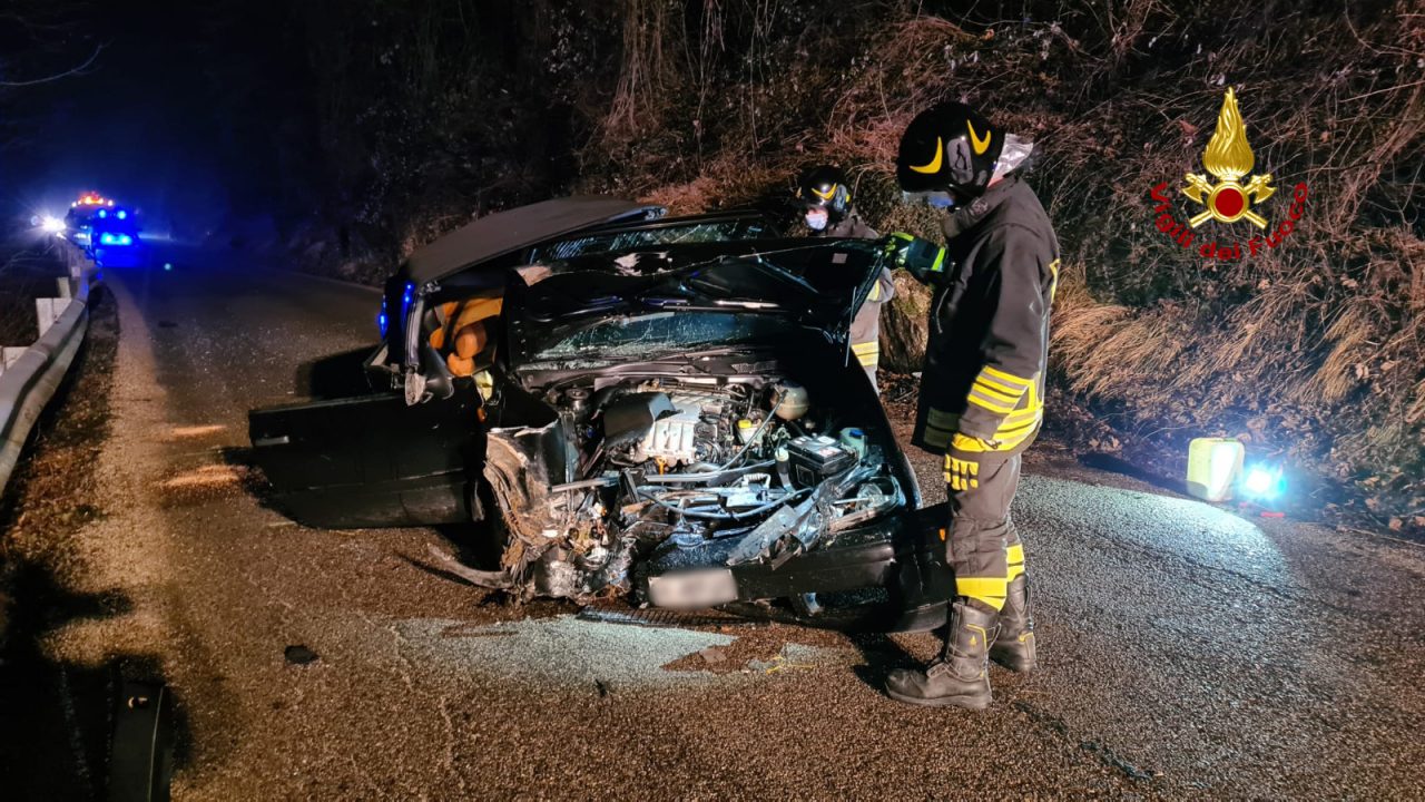 Incidente a Conco: perde il controllo dell’auto e finisce contro il muro