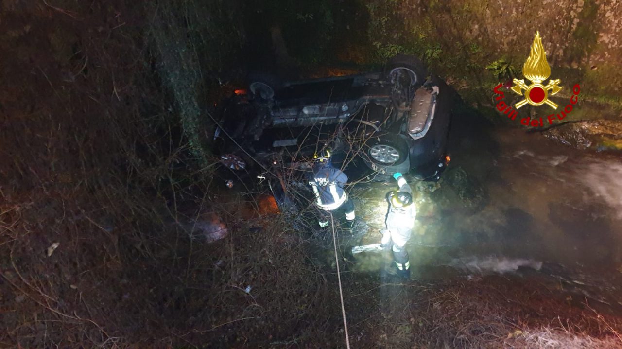 Auto finisce nel piccolo torrente ad Altissimo: feriti tre giovani