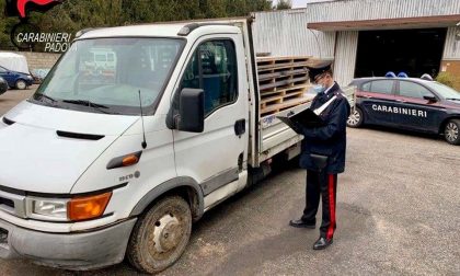 Rubano un carico di lamiere di acciaio, scatta l’inseguimento