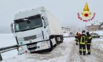 Fondo scivoloso per la neve, camion frigo bloccato: il video del recupero
