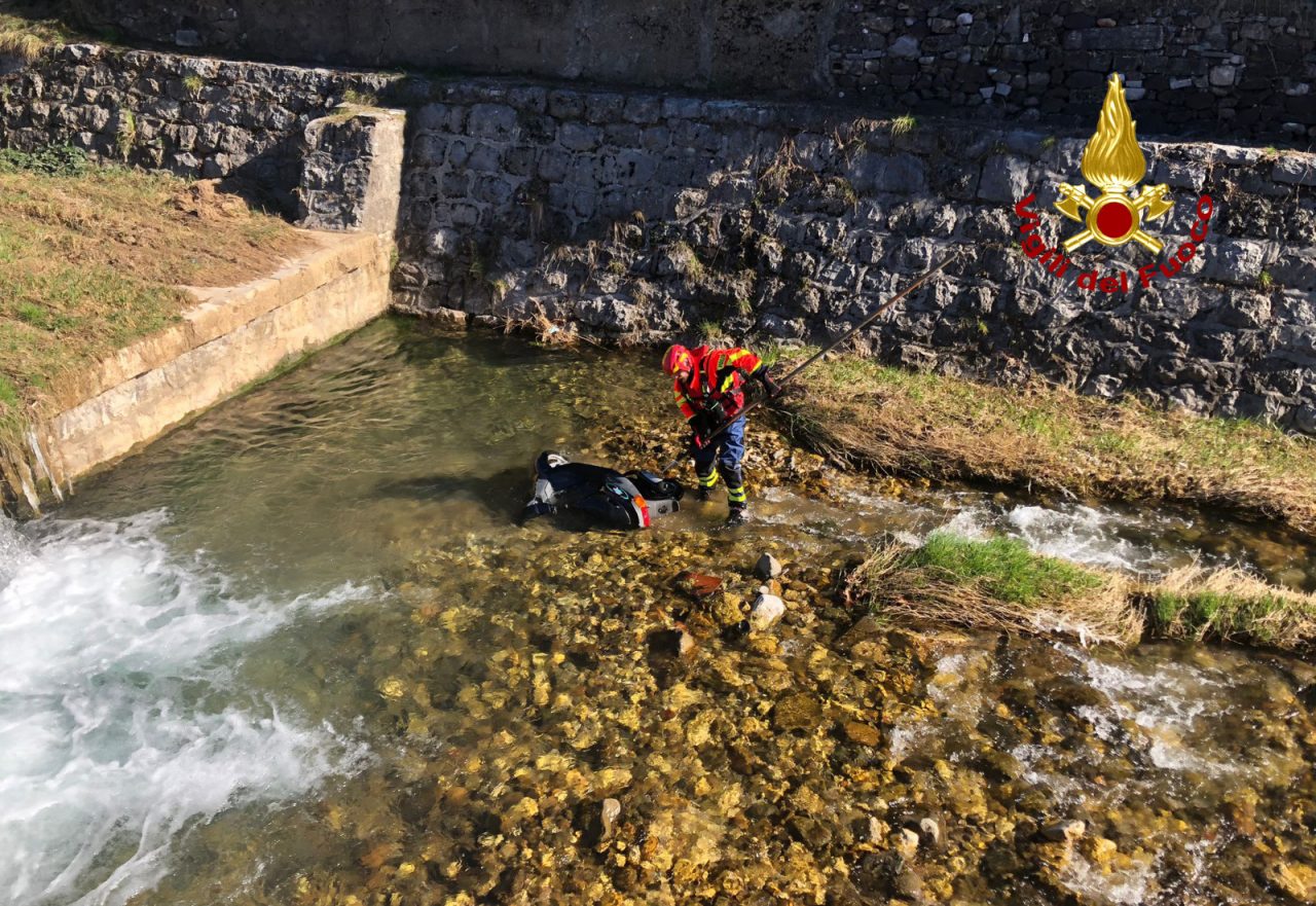 Scooter gettato nel torrente dopo il furto: recuperato dai Vigili del fuoco