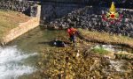 Scooter gettato nel torrente dopo il furto: recuperato dai Vigili del fuoco