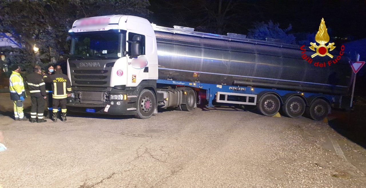 Il video del camion rimasto bloccato a Trissino