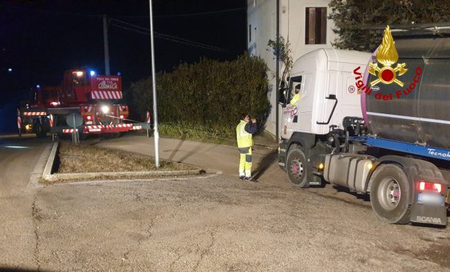 Il video del camion rimasto incastrato a Trissino