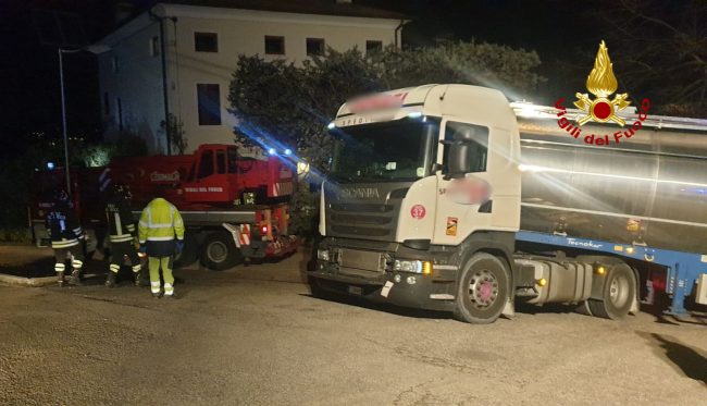 Il video del camion rimasto incastrato a Trissino