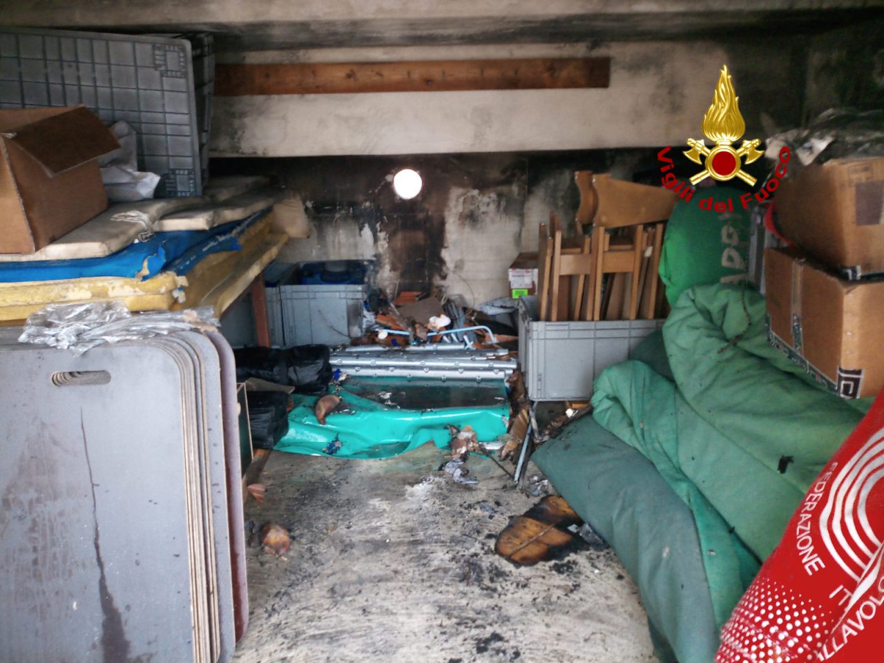 Le foto dell’incendio divampato nel magazzino della società di pallavolo