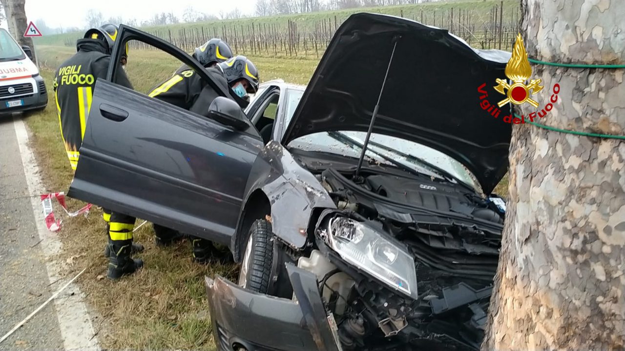 La corsa dell’auto impazzita finisce contro un albero: donna ferita a Sarego