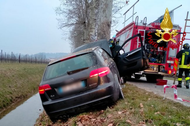 La corsa dell'auto impazzita finisce contro un albero: donna ferita a Sarego