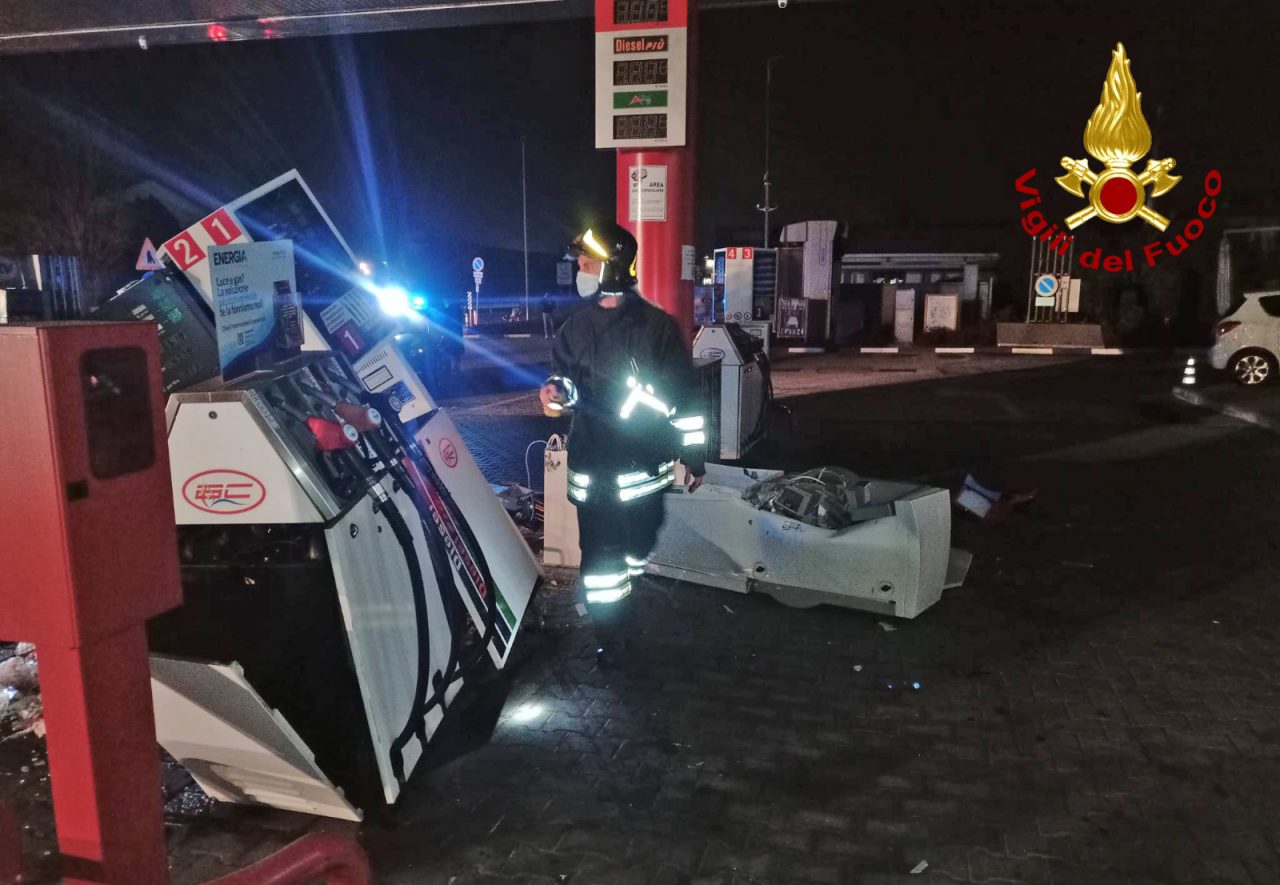 Le foto della devastazione della “banda della ruspa” a Thiene, divelte le colonnine
