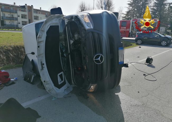Le impressionanti foto del botto a Castegnero: ferito l'autista del furgone rovesciato