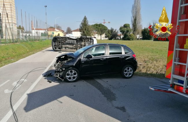 Le impressionanti foto del botto a Castegnero: ferito l'autista del furgone rovesciato