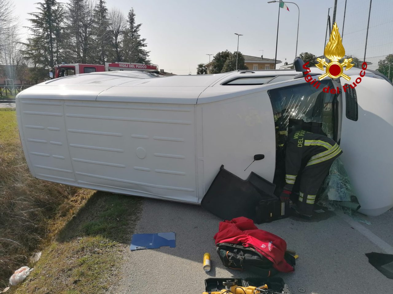 Le impressionanti foto del botto a Castegnero: ferito l’autista del furgone rovesciato