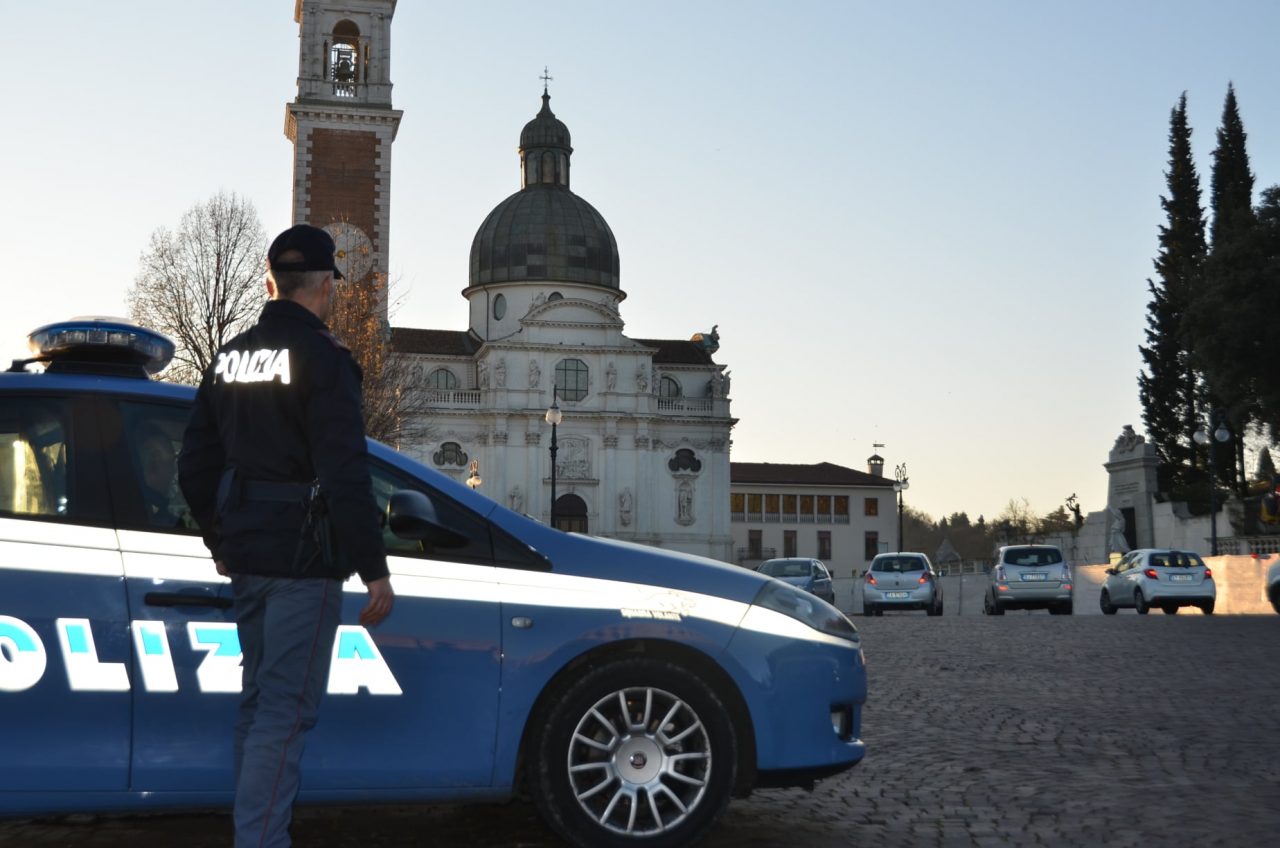 Si spoglia nudo e minaccia di lanciarsi nel vuoto