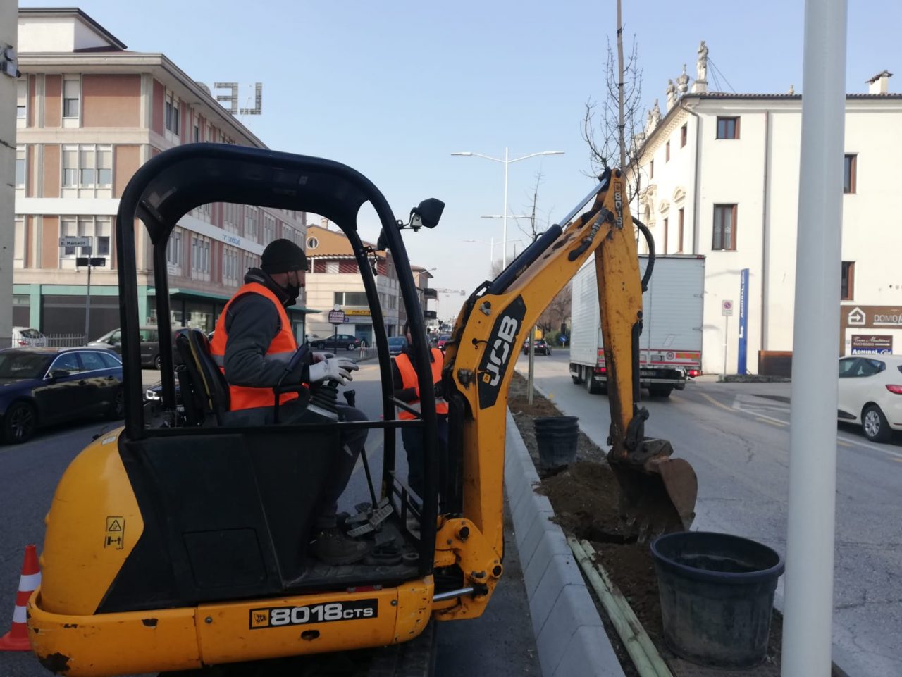 San Lazzaro, al via la messa a dimora di 110 alberi lungo gli 800 metri di aiuola