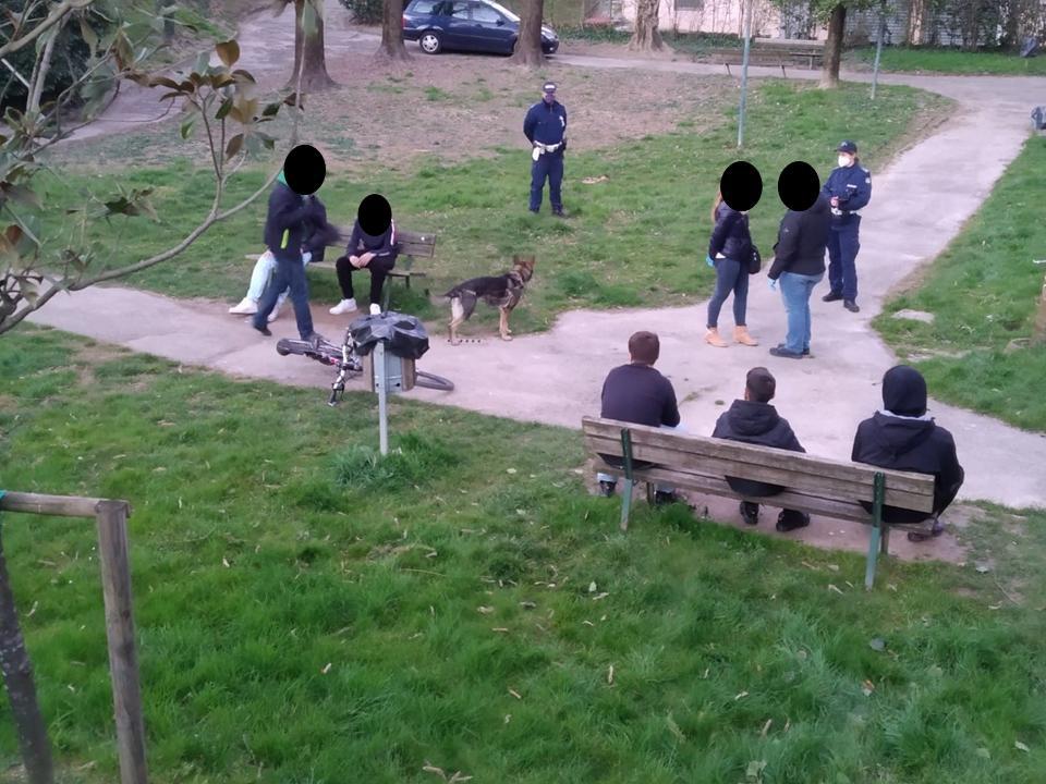 Ecco le immagini dei blitz nei parchetti dello spaccio, beccati anche ragazzini senza mascherina