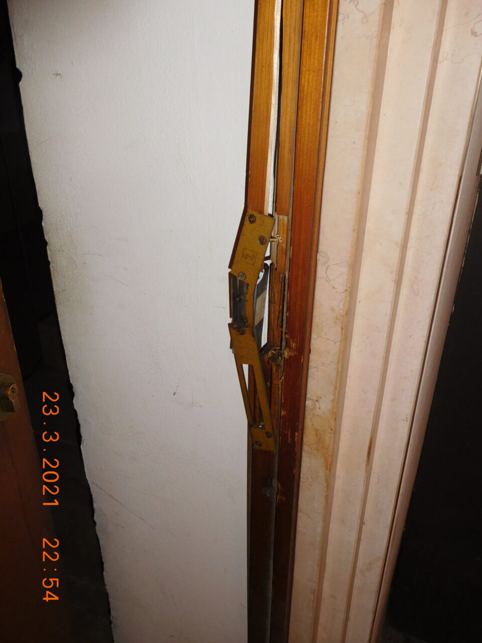 Aveva un ordine di espulsione dal 2017 ma occupava abusivamente appartamenti vuoti in un condominio