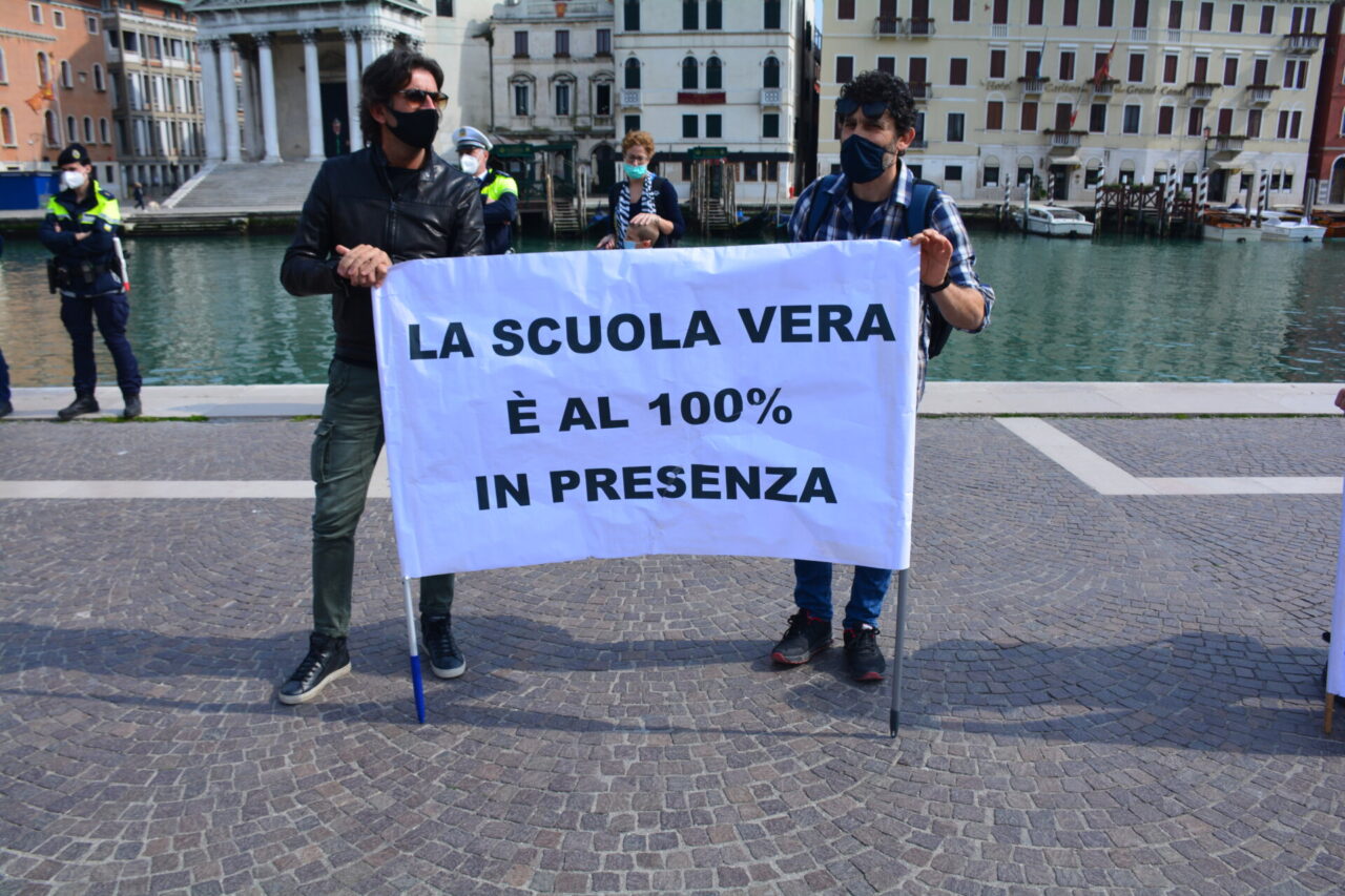 Scuola in presenza, genitori “no Dad” davanti alla Prefettura