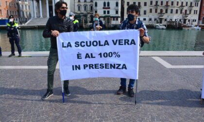 Scuola in presenza, genitori "no Dad" davanti alla Prefettura