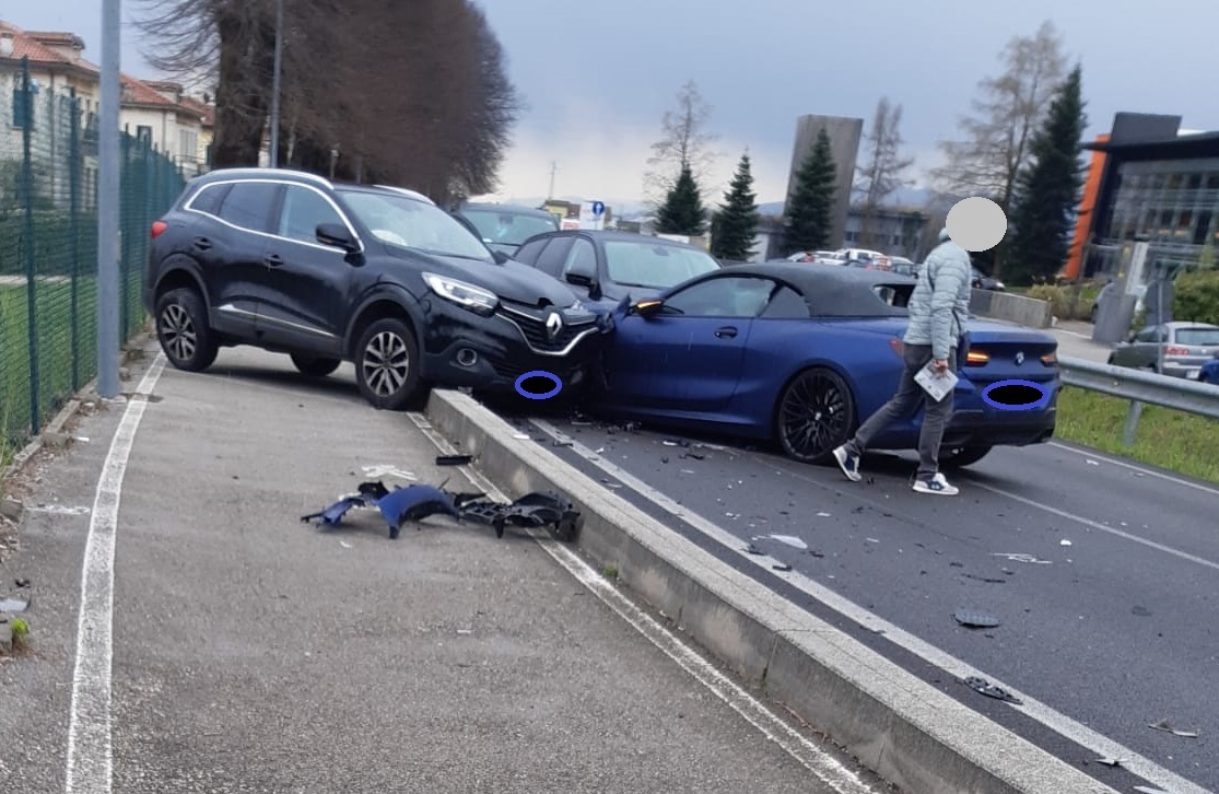 Perde il controllo dell’auto e finisce contro altre tre vetture