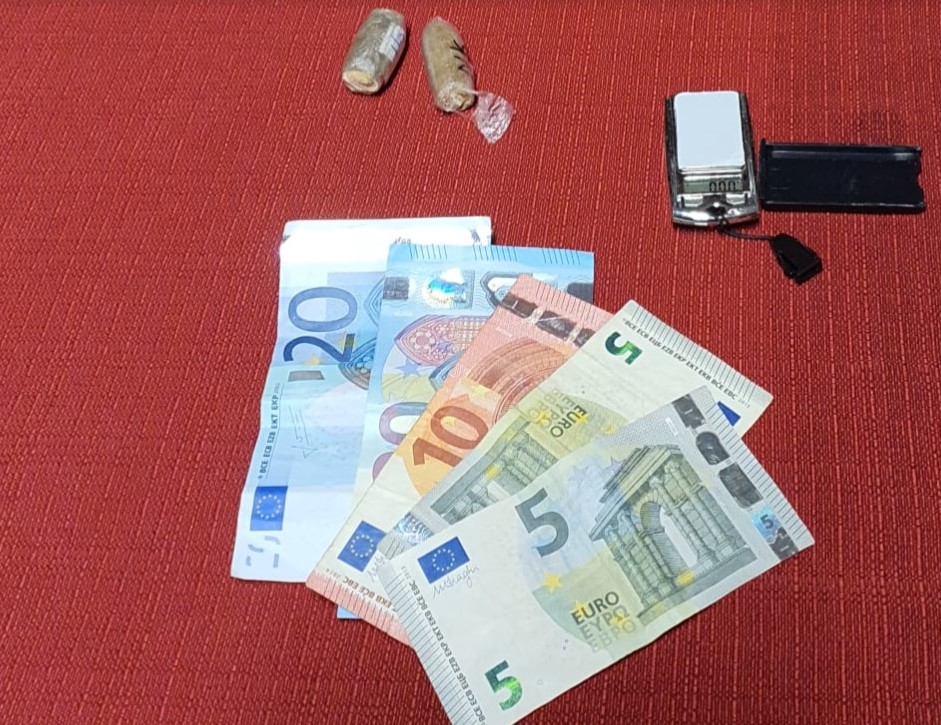 Commette un furto e tenta la rapina, poi si rifugia a casa di un amico per spacciare