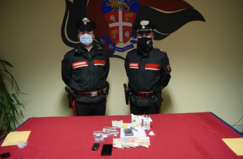 Cede una dose di cocaina ma invece dei soldi arrivano le manette