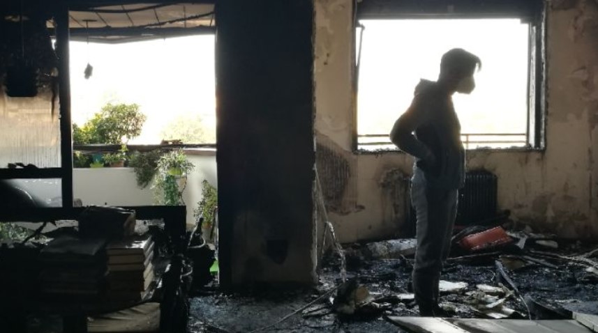 L’appartamento dei genitori viene divorato da un incendio, i figli lanciano una raccolta fondi per aiutarli