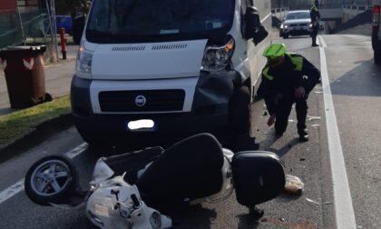 Violento scontro tra ciclomotore e furgone, un ferito e traffico a rilento