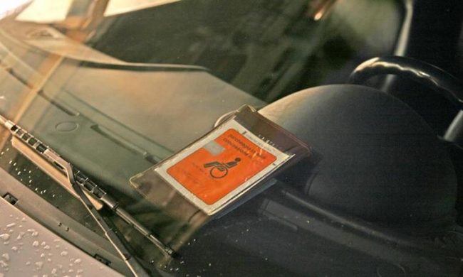 Parcheggiava negli spazi riservati ai disabili usando il permesso di una persona deceduta
