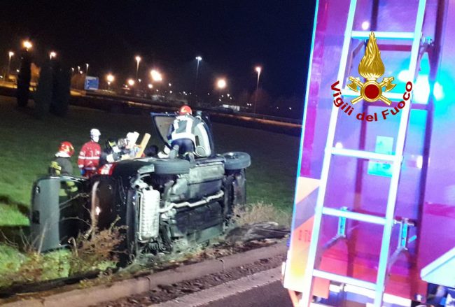 Incidente a Vicenza, auto rovesciata fuori strada: due feriti estratti dalle lamiere