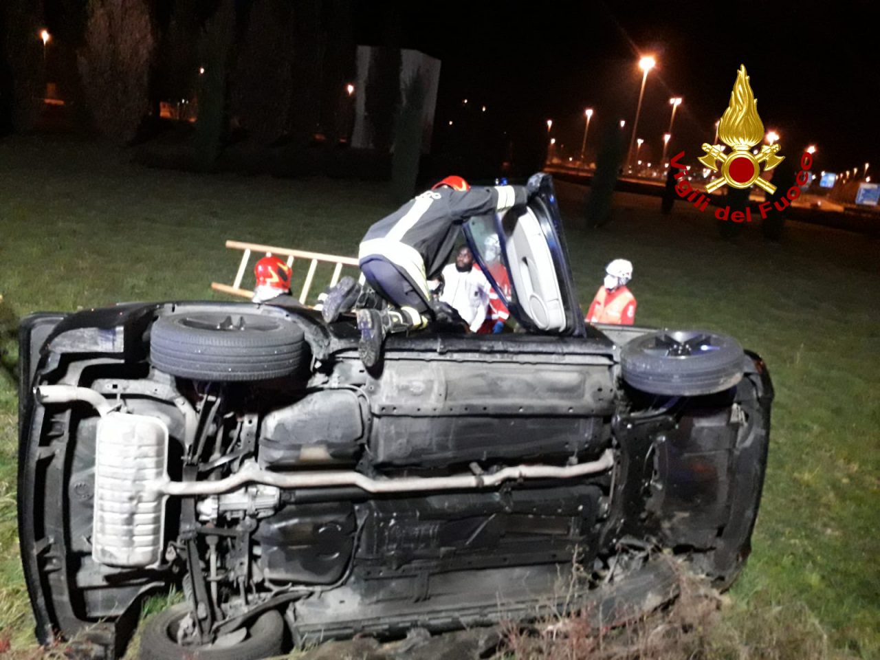 Incidente a Vicenza, auto rovesciata fuori strada: due feriti estratti dalle lamiere