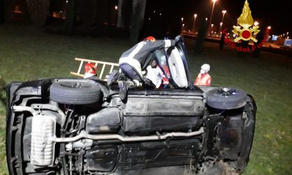 Incidente a Vicenza, auto rovesciata fuori strada: due feriti estratti dalle lamiere