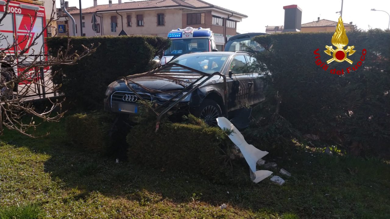 Le foto dell'incredibile incidente in cui sono stati miracolati due gemellini neonati