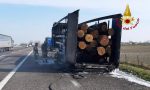 Le foto del tir carico di tronchi di legno andato a fuoco lungo l'autostrada A4