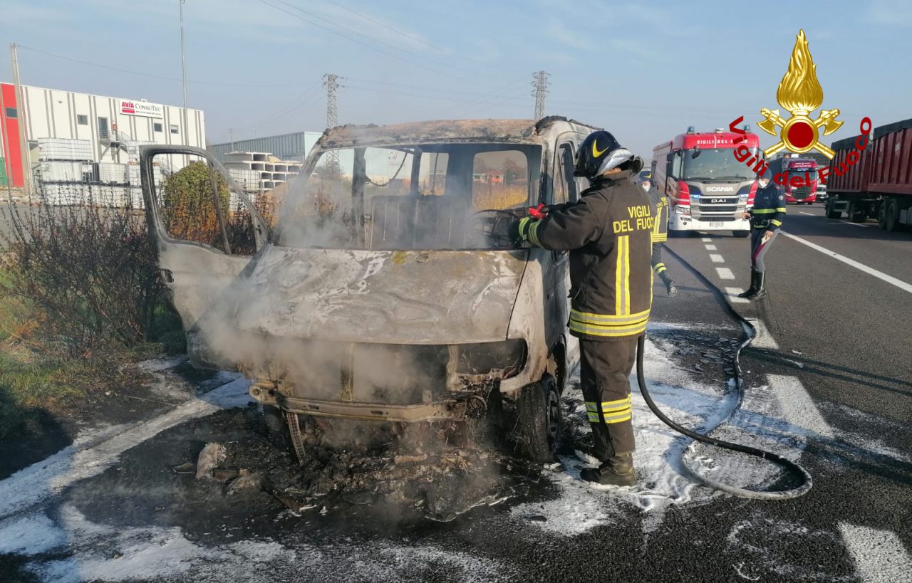 Furgone carico di volantini divorato dalle fiamme lungo l’autostrada A4
