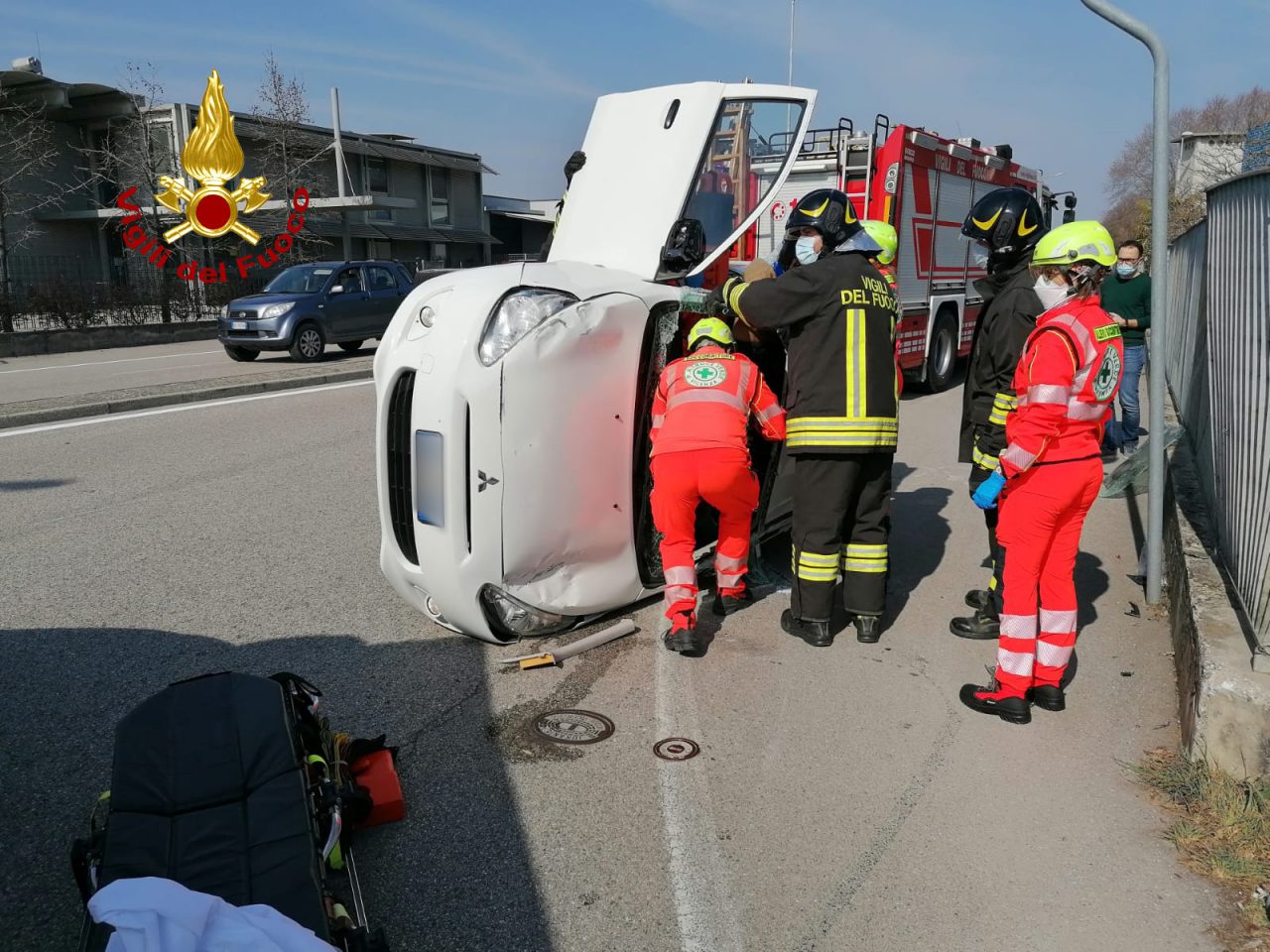 Incidente tra due auto, una si ribalta e la conducente resta incastrata
