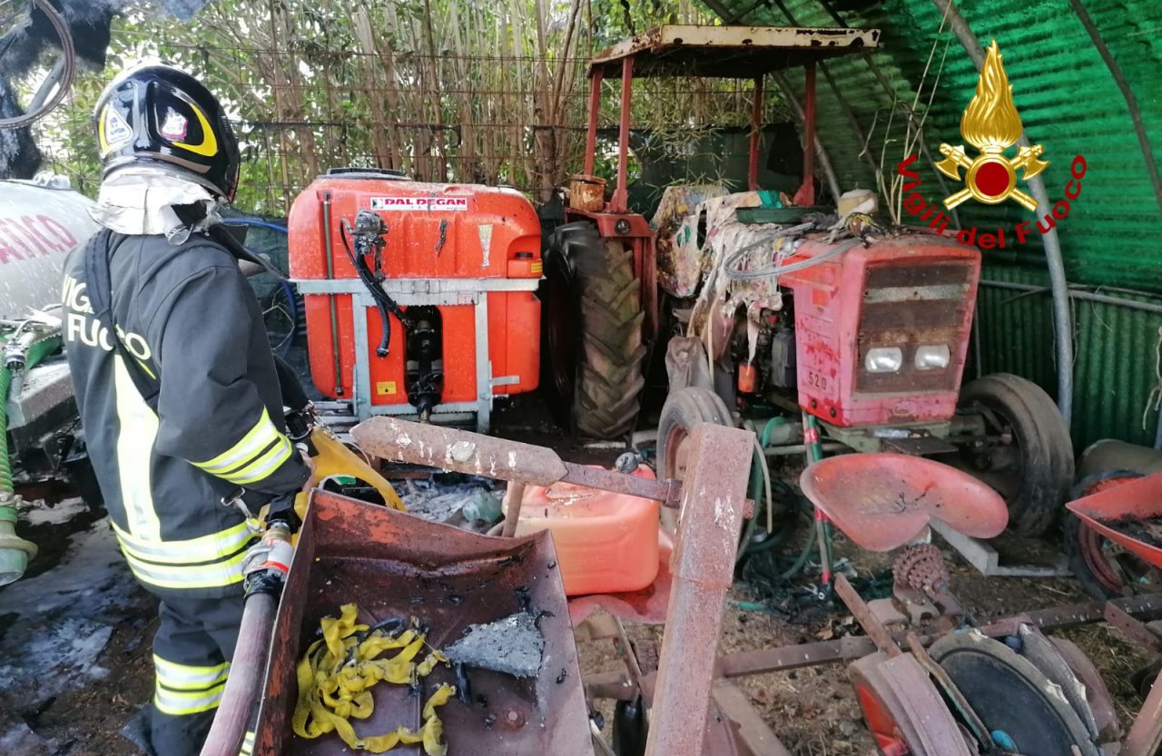 Paura a Montecchio Precalcino, le foto dell’incendio nel ricovero di attrezzi agricoli