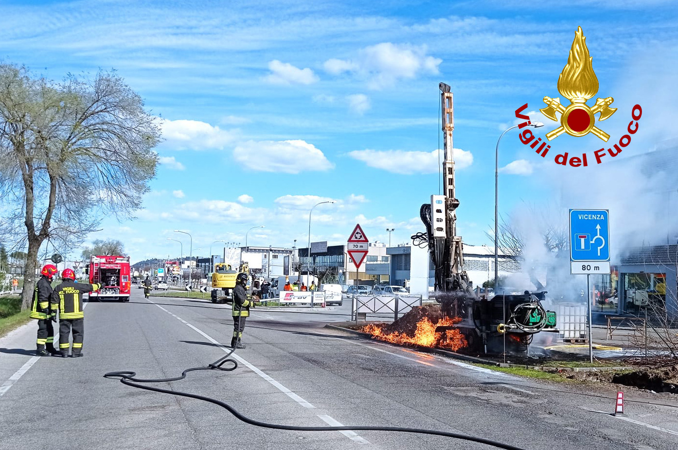 Le foto del "dardo" di fuoco sulla SR11 ad Altavilla Vicentina: traffico deviato