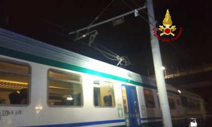 Il video del treno che trancia la linea durante il transito