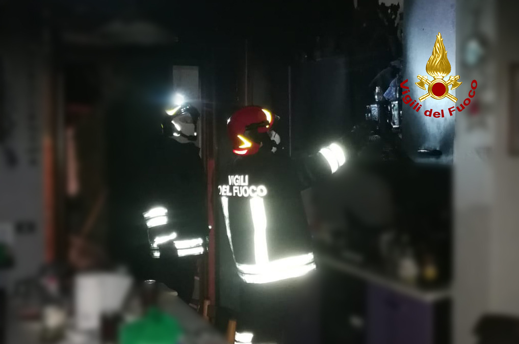 Incendio a Rossano Veneto nella cucina di un appartamento: una persona intossicata