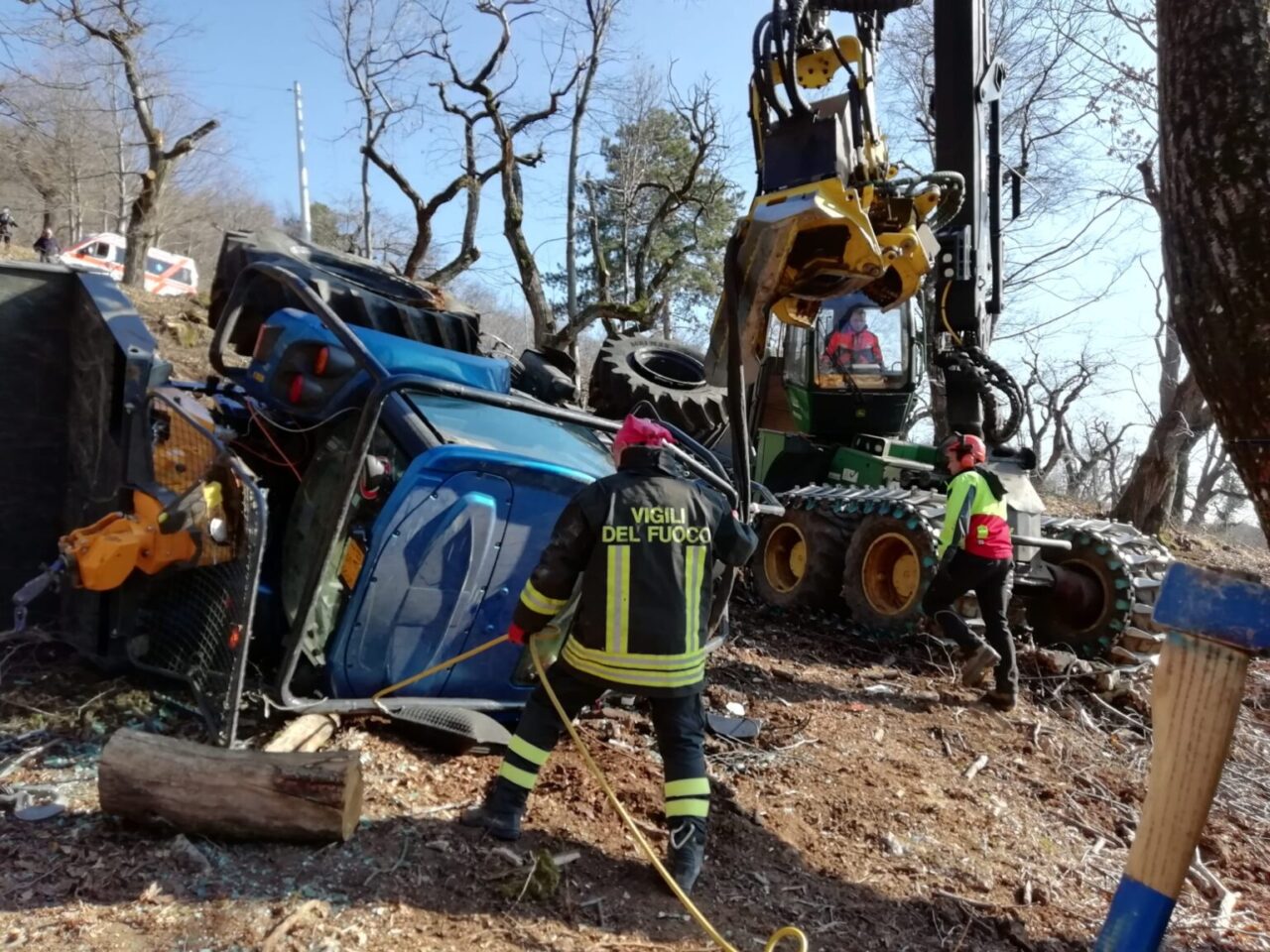 Le foto del trattore ribaltato a San Zeno di Montagna: 20enne di una ditta di Vicenza all'ospedale