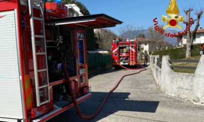 Legnaia prende fuoco a pochi metri dall'abitazione