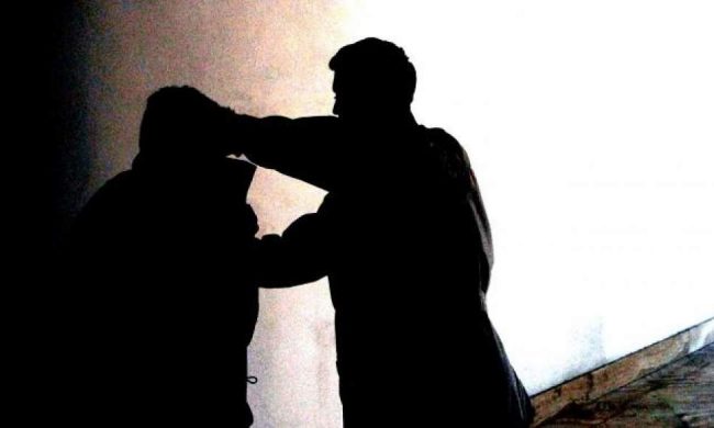 Rapinato e aggredito a colpi di catena, riconosce per strada uno degli aggressori: fermato un 31enne