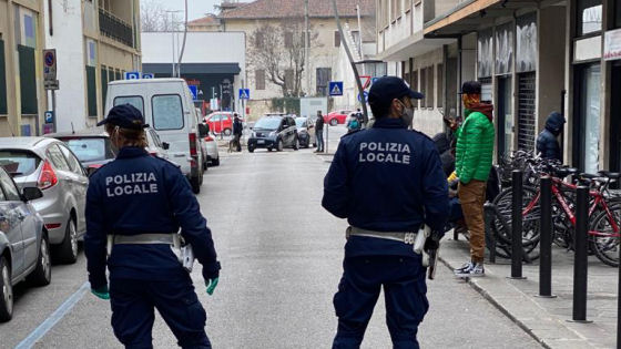 Negozi strapieni e assembramenti lungo i marciapiedi