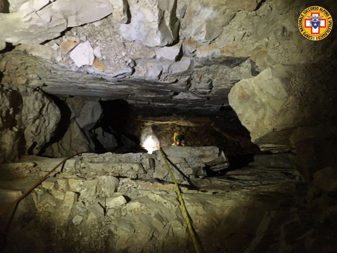 Bambina cade in un pozzo di 15 metri dentro una grotta