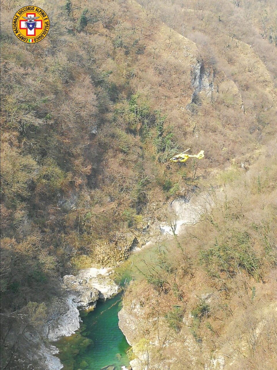 Corre a salvare il figlio ma scivola nella gola dell’Astico