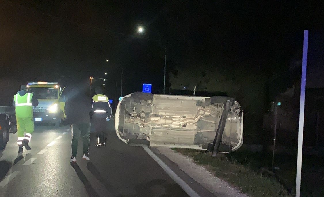 Ubriaco alla guida in pieno coprifuoco si ribalta in auto