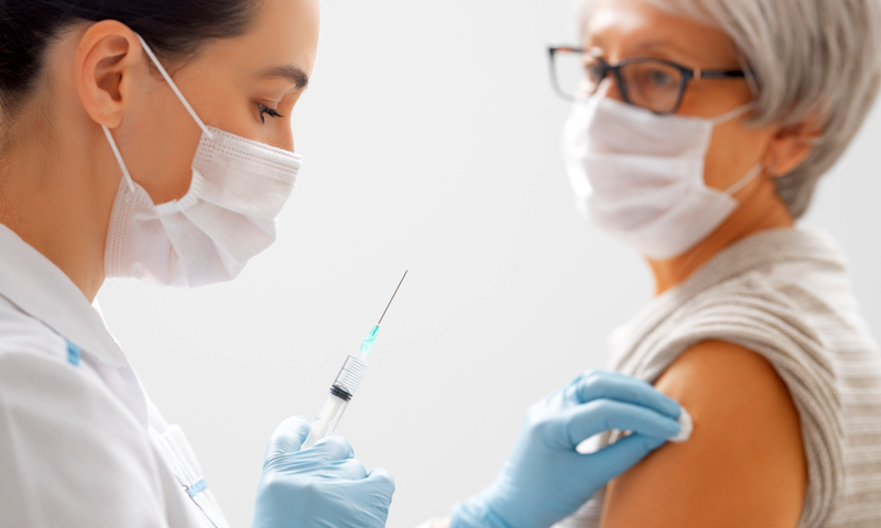 AstraZeneca, è arrivata la conferma dell’Ema: “Via libera al vaccino”